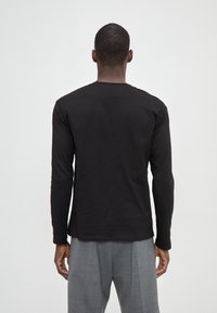 Essential Collective LONGSLEEVE SMALL POCKET ON CHEST - Μπλούζα με μακριά μανίκια - black