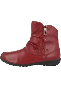 Stivali alla caviglia in pelle rossa con un design arricciato, zip laterale e suola in gomma texturizzata. Finitura liscia con dettagli di branding minimi.
