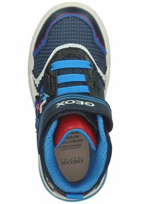 Baskets montantes bleu marine et noires avec accents bleus, texture perforée, sangle velcro ajustable et design pixel multicolore sur le côté.