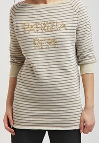 Sudadera a rayas beige y gris con texto "PATRIIZIA PEPE" en lentejuelas doradas; cuenta con mangas tres cuartos y un escote redondeado.