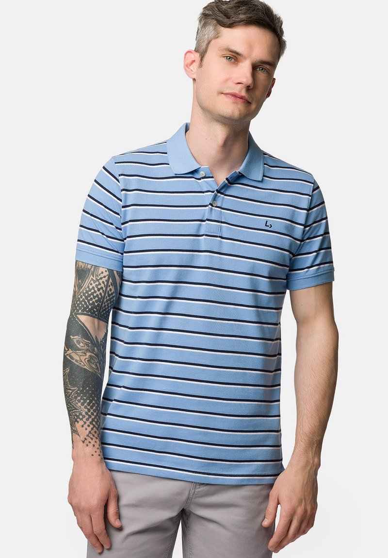 Jasnoniebieska koszulka polo w poziome ciemnoniebieskie paski, krótki rękaw, klasyczny kołnierzyk oraz małe haftowane logo na piersi.