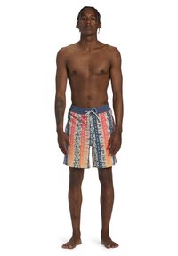 Costume da bagno con un motivo geometrico multicolore in corallo, blu e crema. Presenta un cintura elastica e dettagli con coulisse.