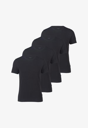 Fire sorte T-shirt med korte ærmer og rund hals, arrangeret i en forskudt række, som viser forfra med minimal synlig branding inde i kraven.
