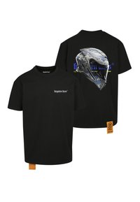 Schwarzes T-Shirt mit weißem "forgotten faces"-Schriftzug auf der Vorderseite, blau gemustertes Keramikhelm-Grafik und blau-gelbem Text auf der Rückseite.