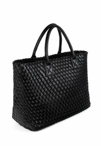 Czarna pleciona skórzana torba typu tote z zaokrąglonymi uchwytami, prostokątnym kształtem, teksturowaną powierzchnią oraz wzmocnionymi narożnikami dla zwiększenia trwałości.