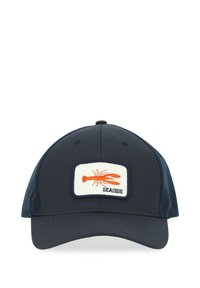 Cappello da baseball navy con visiera curvata. Presenta un'etichetta ricamata a forma di gambero arancione con la scritta "SEASIDE" su uno sfondo bianco. Sides in rete.