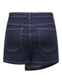 Short en denim bleu foncé avec deux poches arrière, coutures apparentes, passants de ceinture et un ourlet asymétrique en bas à droite.