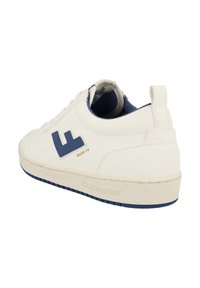 Bílé kožené tenisky s námořnickou modrou akcentací a logem. Mají strukturovanou podrážku a polstrovaný límec. Zlatý embosovaný text na boku.