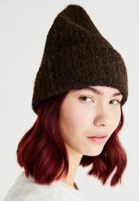 BRUSHED BEANIE - Mütze - brown