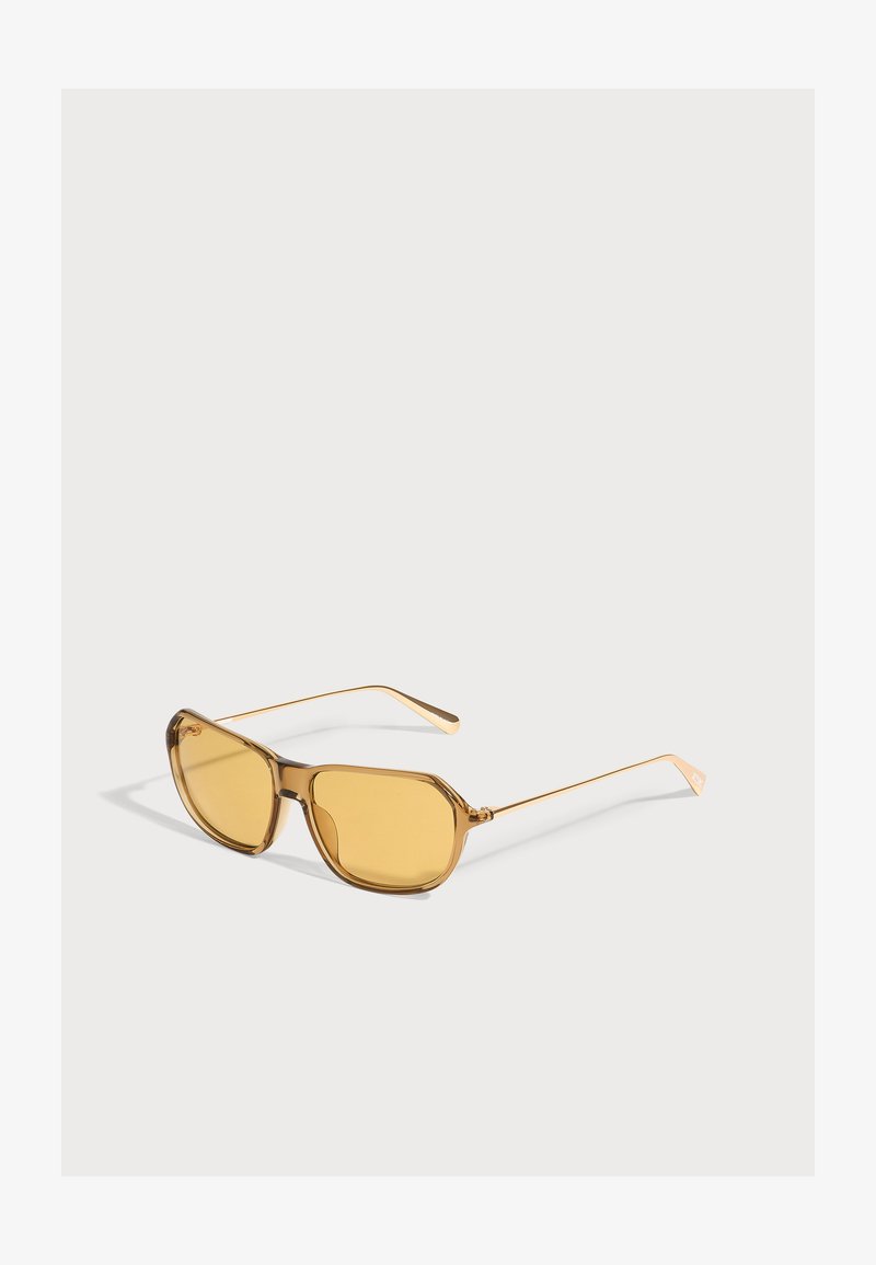 Lunettes de soleil rectangulaires teintées jaune avec des fines branches en métal doré et des montures en plastique marron translucide sur fond blanc.