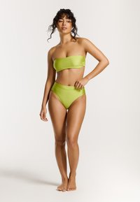 Žalias bandeau tipo maudymosi kostiumėlio viršus ir aukšto juosmens maudymosi kostiumėlio apačia, pagaminta iš glotnaus, elastingo audinio; besiūlis dizainas su minimaliais akcentais.