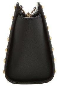 Borsa in pelle nera con una forma affusolata, dotata di borchie dorate sui lati e una chiusura con cerniera superiore, con una finitura testurizzata.