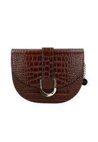 Borsa in pelle marrone con stampa coccodrillo, caratterizzata da una forma curvata, chiusura a patta e dettaglio in cromo. Include una catena decorativa.