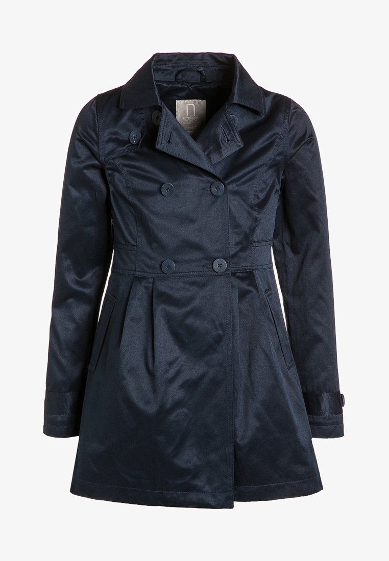 Manteau trench imperméable bleu marine avec un design croisé, de grands boutons, des poches avant et une coupe ajustée. Texture de tissu lisse.
