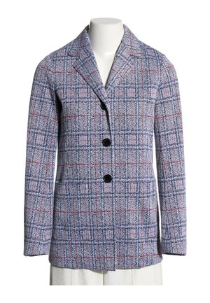 Veston texturé à carreaux bleus et rouges avec revers à encoche et deux boutons noirs sur le devant, présenté sur un buste de mannequin blanc.