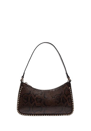 Braune Handtasche aus Kunstleder mit Schlangenprint in gebogener Form, mit der Niete verziertem Rand am Boden und einem einzelnen schwarzen Schultergurt.