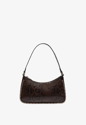 Borsa in finta pelle di serpente marrone con forma curva, bordatura decorata con borchie lungo il fondo e una sola tracolla nera.