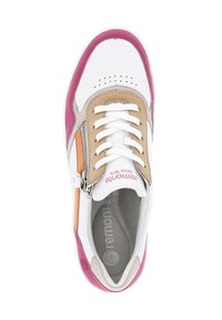 Multicolor Sneaker mit weißem Leder, beige und rosa Akzenten, seitlichem Reißverschluss, durchbrochener Zehenbox und weißen Schnürsenkeln. Remonte-Logo innen sichtbar.