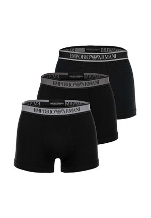 Trzy czarne bokserki Emporio Armani z szarymi elastycznymi paskami w talii z logo marki, ułożone w przesuniętym rzędzie.
