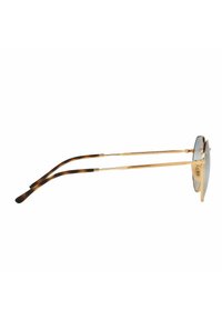Gafas de sol de metal color dorado con lentes oscuros. Las varillas presentan un patrón de carey y un diseño delgado y alargado para un aspecto aerodinámico.