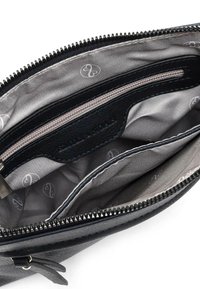 Černá kožená taška na zip má šedě podšitou vnitřní část s kapsami, logem a hladkým povrchem. Zapínání na zip nahoře.