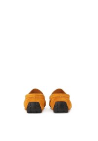 Žute suede slip-on cipele s zaobljenom stražnjom stranom, crnom gumiranom potplatom i ukrasnim šavovima. Glatka tekstura s minimalističkim dizajnom.