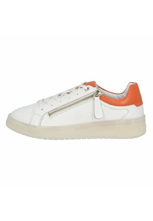 Weiße Ledersneaker mit orangen Akzenten, ausgestattet mit einem seitlichen Reißverschluss und strukturierten Elementen. Dicke Sohle; Schnürsystem mit Ösen.