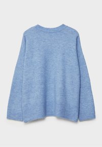 Hellblauer, gestrickter Pullover mit lockerer Passform, geripptem Saum und Kragen sowie einem schmalen Schulterdesign. Weiche Textur mit einem leicht flauschigen Finish.