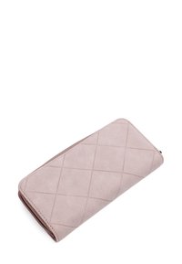 Světle růžová obdélníková peněženka s diagonálním prošívaným diamantovým vzorem a zipovým uzávěrem na bílém pozadí.