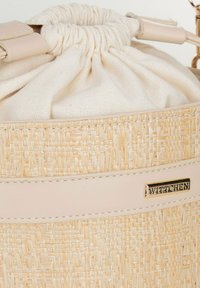 Borsa intrecciata beige con chiusura a coulisse, dotata di una foderatura in tessuto crema e di un accentuazione in pelle liscia con una placca logo dorata.