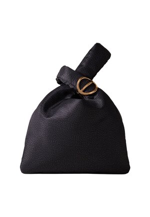 Borsa in tessuto nero con texture, manico intrecciato e decorazione circolare dorata. La forma è morbida e simile a una pochette con un leggero motivo a grana.