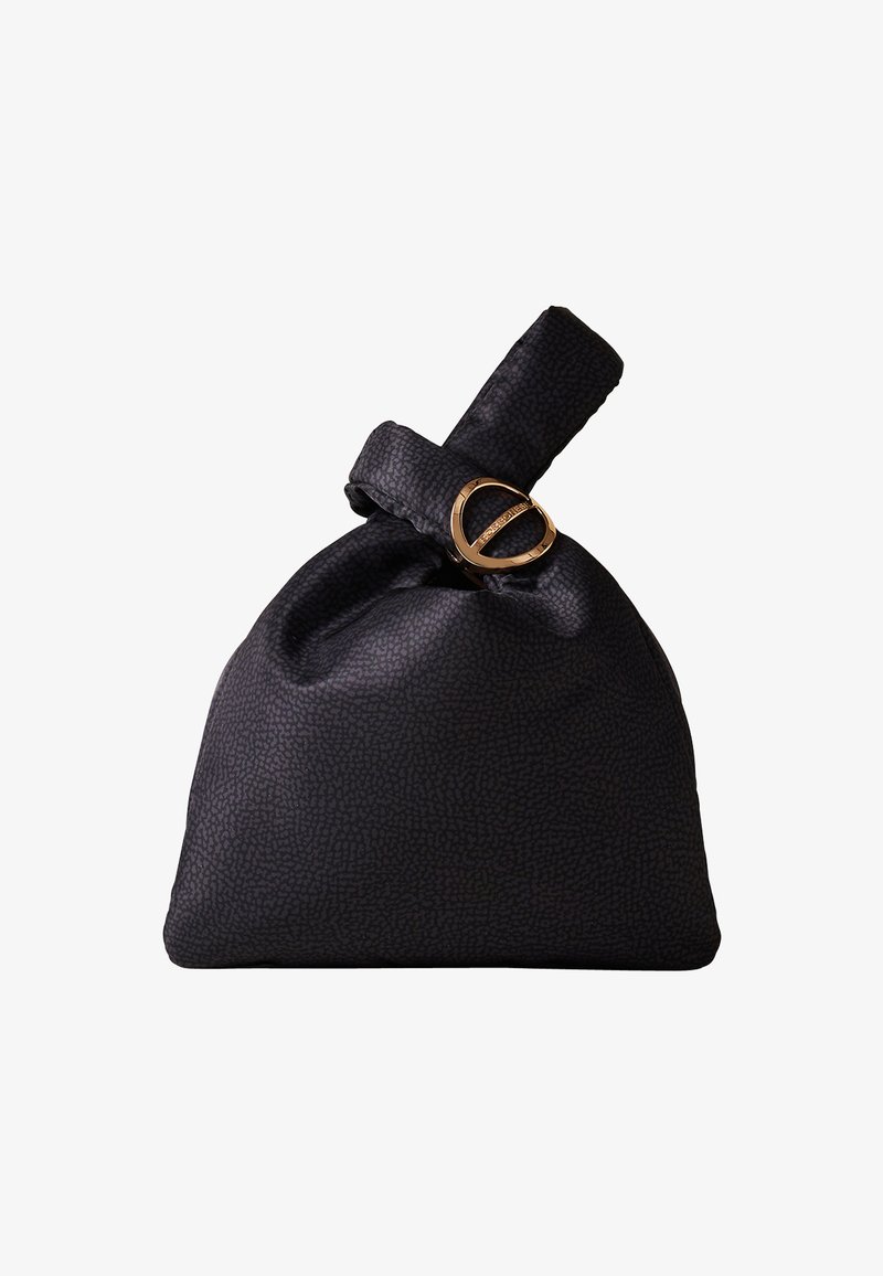 Borsa in tessuto nero con texture, manico intrecciato e decorazione circolare dorata. La forma è morbida e simile a una pochette con un leggero motivo a grana.