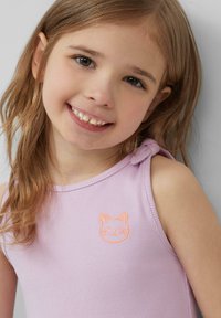Lilafarbene gerippte Tanktop mit rundem Ausschnitt und Schulterbögen, versehen mit einem kleinen, auf der Brust gestickten orangefarbenen Katzenkopf.