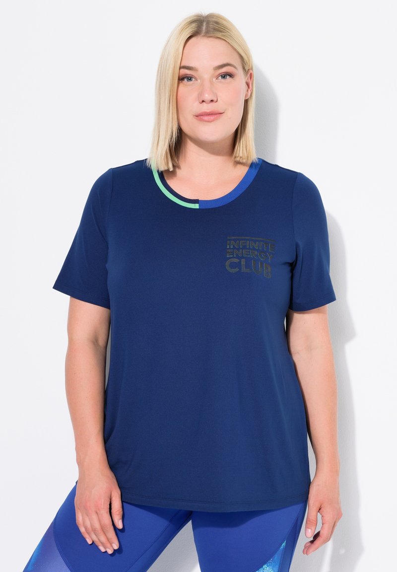 Camiseta deportiva de color azul marino con mangas cortas y un escote redondo, que presenta un acento en verde y azul y texto dorado que dice "CLUB DE ENERGÍA INFINITA."