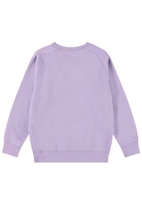Lilla genser, ribbet rund hals, lange raglanermer, mykt teksturert stoff, ensfarget design, ingen synlige logoer eller mønstre.