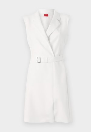 Hvid ærmeløs kjole med skræddersyet design, reverskrave og et matchende bælte med en sølvspænde. Glat tekstur, knælang.