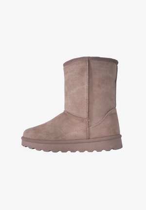 Botas de tobillo de ante marrón con punta redonda, parte superior texturizada y suela de goma con un patrón de tracción ondulado. Detalles de costura en los lados.