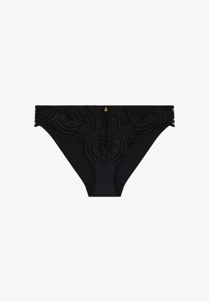Sous-vêtements noirs avec une ceinture en dentelle ornée d'un design festonné. Tissu lisse avec un accent doré au centre avant.