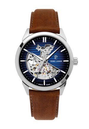 Herenpolshorloge met een bruine leren band, een blauw wijzerplaat met zichtbare zilveren mechanische tandwielen, zilveren uurmarkeringen en zilveren wijzers die 11:10 aangeven.