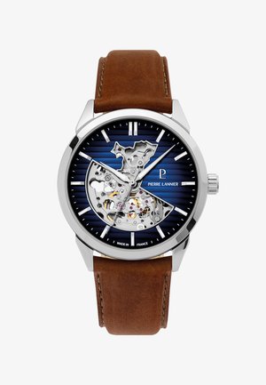 Muški ručni sat s braon kožnim remenom, plavim brojčanikom koji otkriva srebrne mehaničke zupčanike, srebrnim oznakama za sate i srebrnim kazaljkama koje pokazuju 11:10.