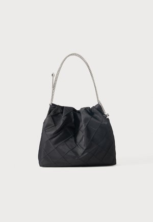 Zwarte doorgestikte handtas met zachte, geplooide textuur en zilveren schouderketting, weergegeven tegen een effen lichte achtergrond.