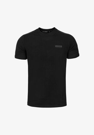 Černé tričko s krátkým rukávem a kulatým výstřihem s malou obdélníkovou značkovou nášivkou na levé horní části hrudi.