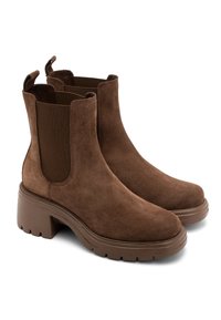 Brązowe zamszowe botki za kostkę z grubym gumowym obcasem, elastycznymi bocznymi panelami oraz uchwytami do łatwego zakładania. Gładka tekstura, nowoczesny design.
