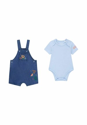Salopette corta in denim per neonati con orso e toppe colorate, abbinata a body azzurro chiaro a maniche corte con logo sulla manica.