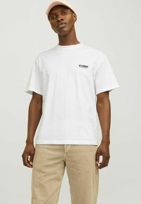 Jack & Jones JORVESTERBRO BACK SS CREW NECK  - Triko s potiskem - bright white