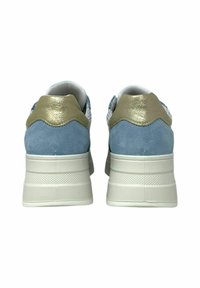 Sneaker blu in suede con accento metallico beige sul tallone, caratterizzate da una suola bianca e testurizzata e una parte superiore liscia con dettagli in rete.