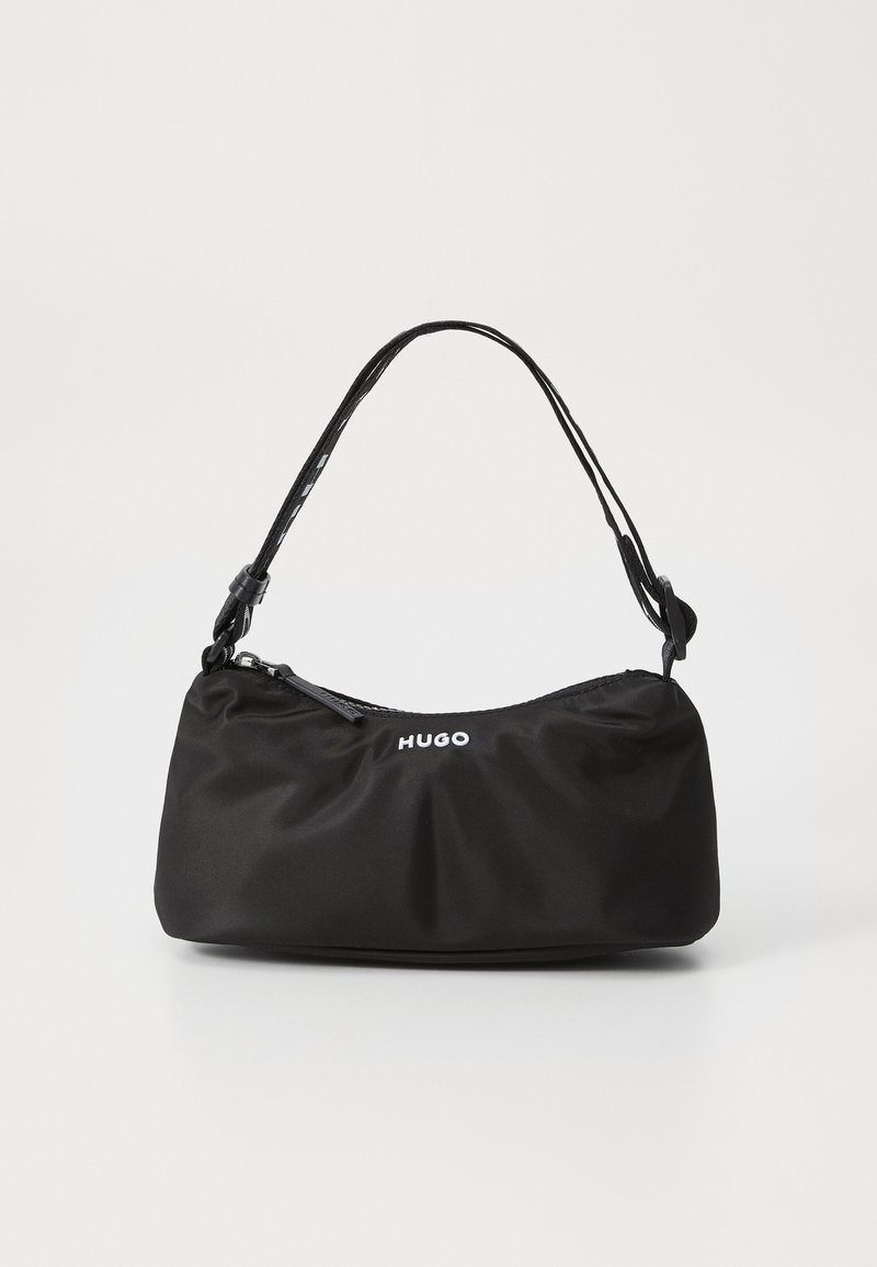 Sac à main en nylon noir avec une forme courbée, fermeture éclair et une courte bandoulière. Présente un logo imprimé en blanc sur le devant.