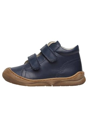 Chaussure en cuir bleu marine avec deux brides Velcro, bout arrondi et semelle en caoutchouc marron. Présente des détails cousus et une semelle texturée.