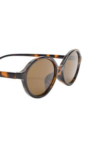 Okrągłe okulary przeciwsłoneczne z ramką w kolorze żółwia, brązowymi szkłami i błyszczącym wykończeniem. Lekka konstrukcja z cienkimi, zakrzywionymi zausznikami.