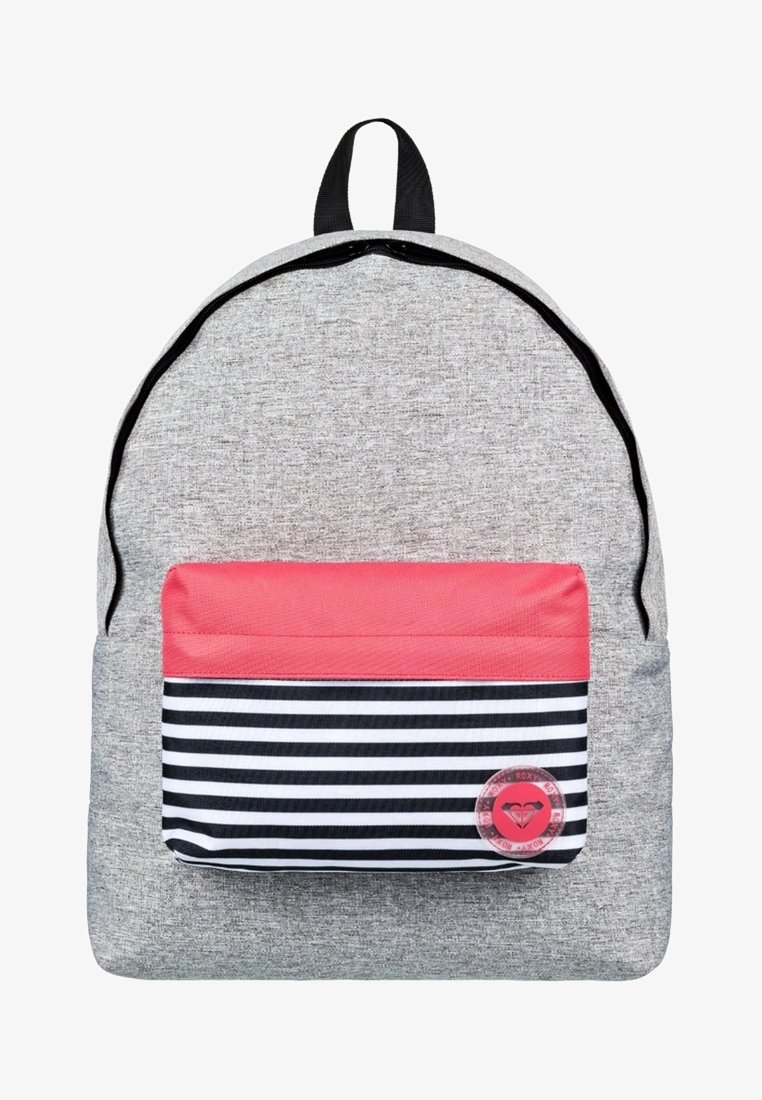 Sac à dos en tissu gris avec une poche avant rose ornée de rayures horizontales noires et blanches ainsi qu'un logo circulaire. Deux bretelles noires en haut.